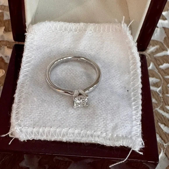 GIA Certified 0.58 CT Princess-Cut Diamond Ring – 18K White Gold & Platinum - Picture 3 of 5